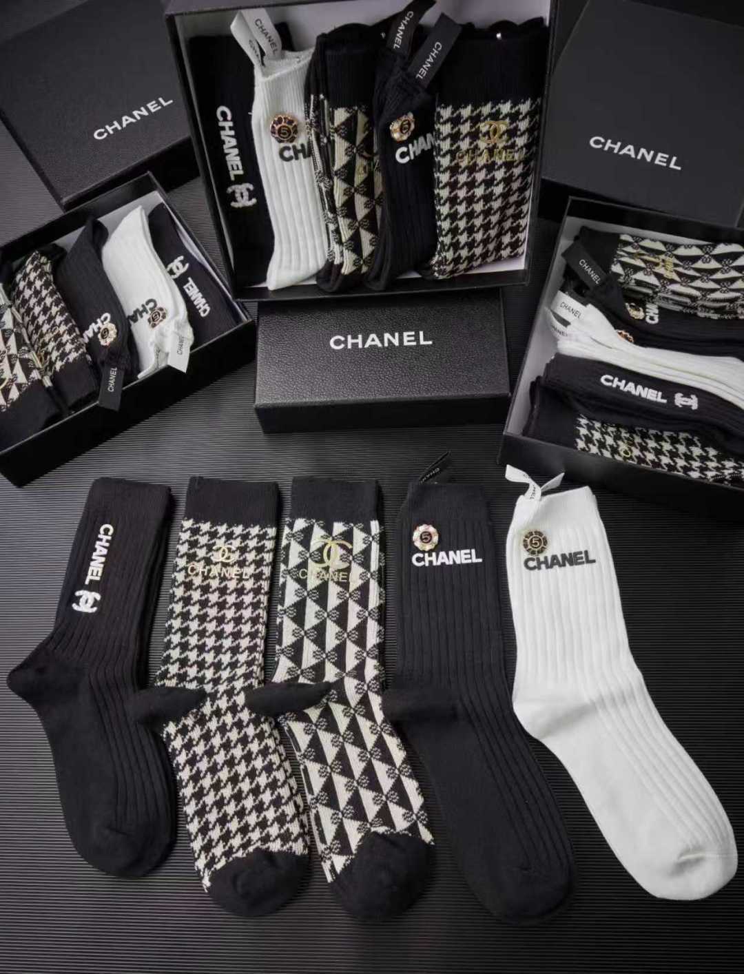 💛配包装 Chanel（香奈儿）新款经典中长款饰品袜堆堆袜袜子！一盒5双， 专柜同步筒款袜子，💛大牌出街，潮人必备🔥超好
