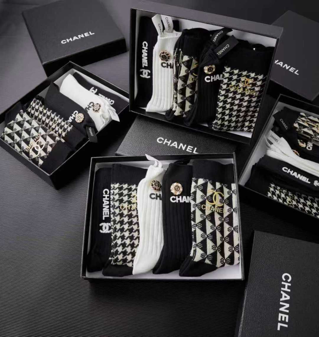 💛配包装 Chanel（香奈儿）新款经典中长款饰品袜堆堆袜袜子！一盒5双， 专柜同步筒款袜子，💛大牌出街，潮人必备🔥超好