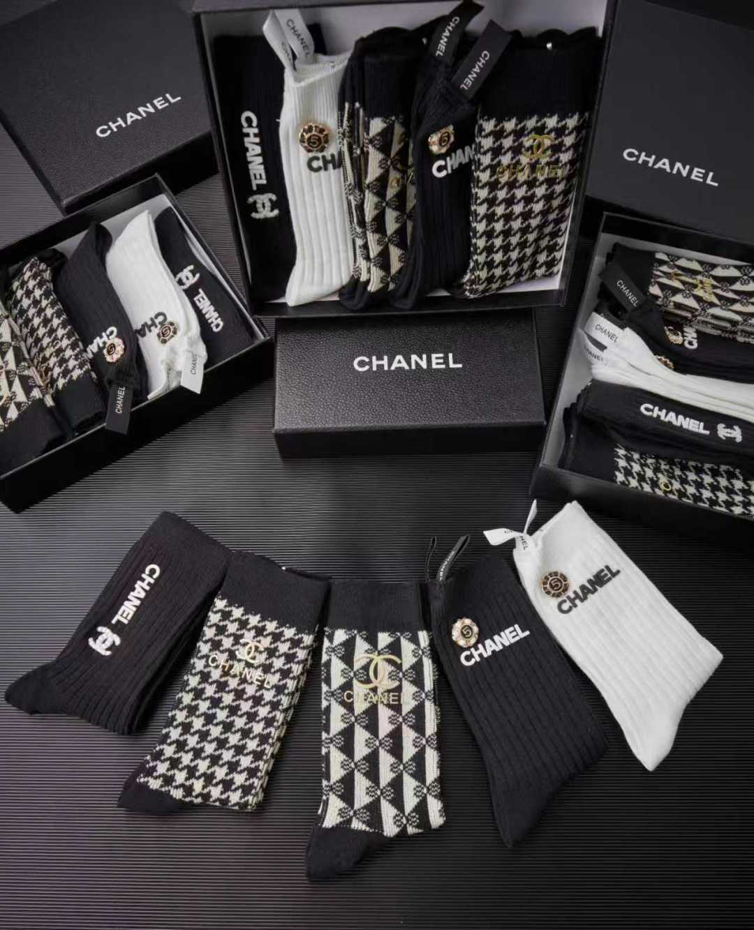 💛配包装 Chanel（香奈儿）新款经典中长款饰品袜堆堆袜袜子！一盒5双， 专柜同步筒款袜子，💛大牌出街，潮人必备🔥超好