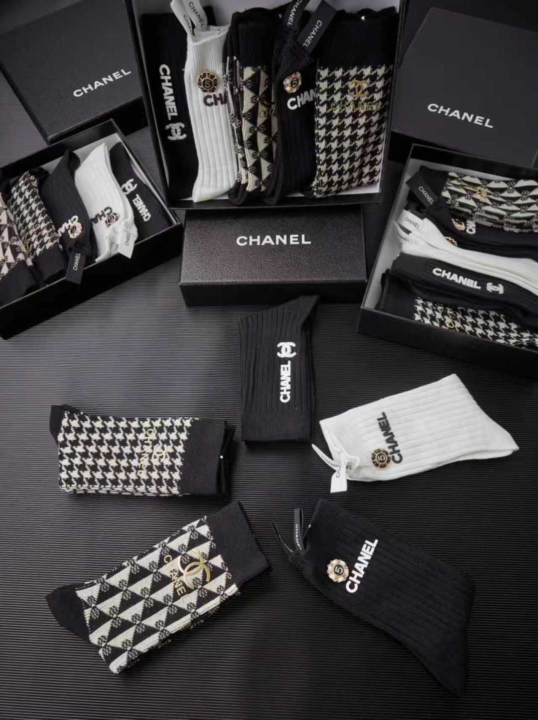 💛配包装 Chanel（香奈儿）新款经典中长款饰品袜堆堆袜袜子！一盒5双， 专柜同步筒款袜子，💛大牌出街，潮人必备🔥超好