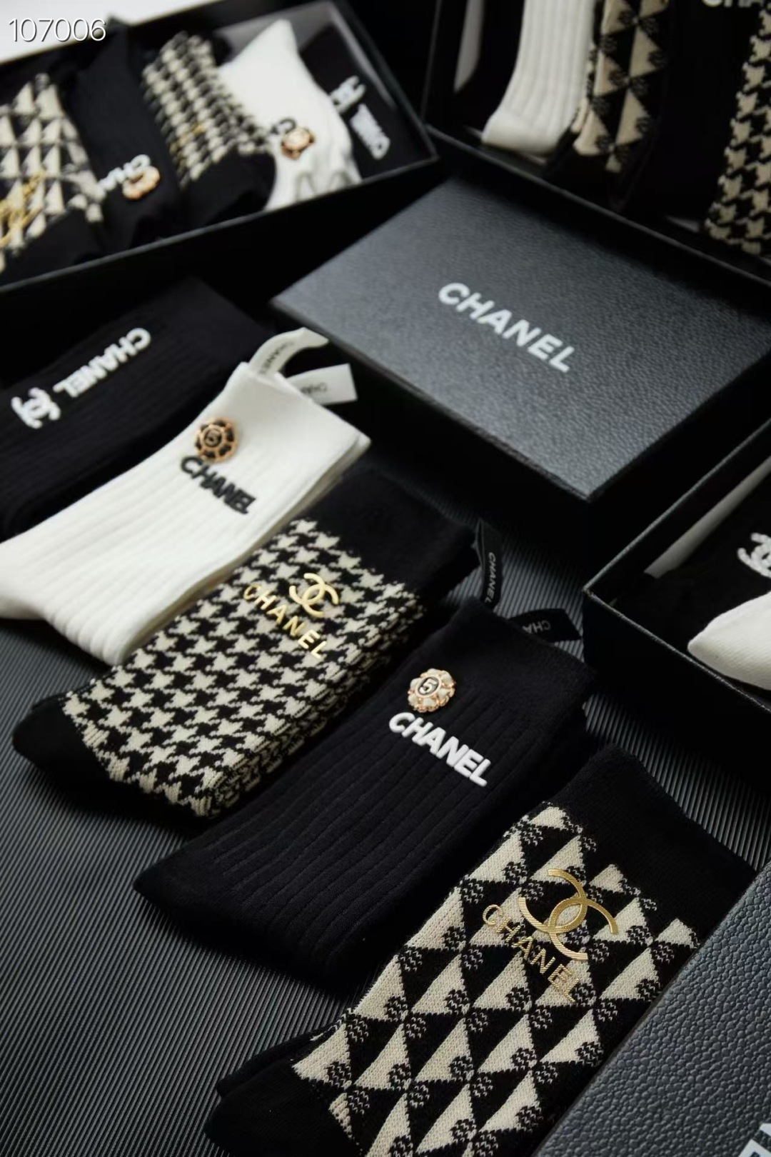 💛配包装 Chanel（香奈儿）新款经典中长款饰品袜堆堆袜袜子！一盒5双， 专柜同步筒款袜子，💛大牌出街，潮人必备🔥超好