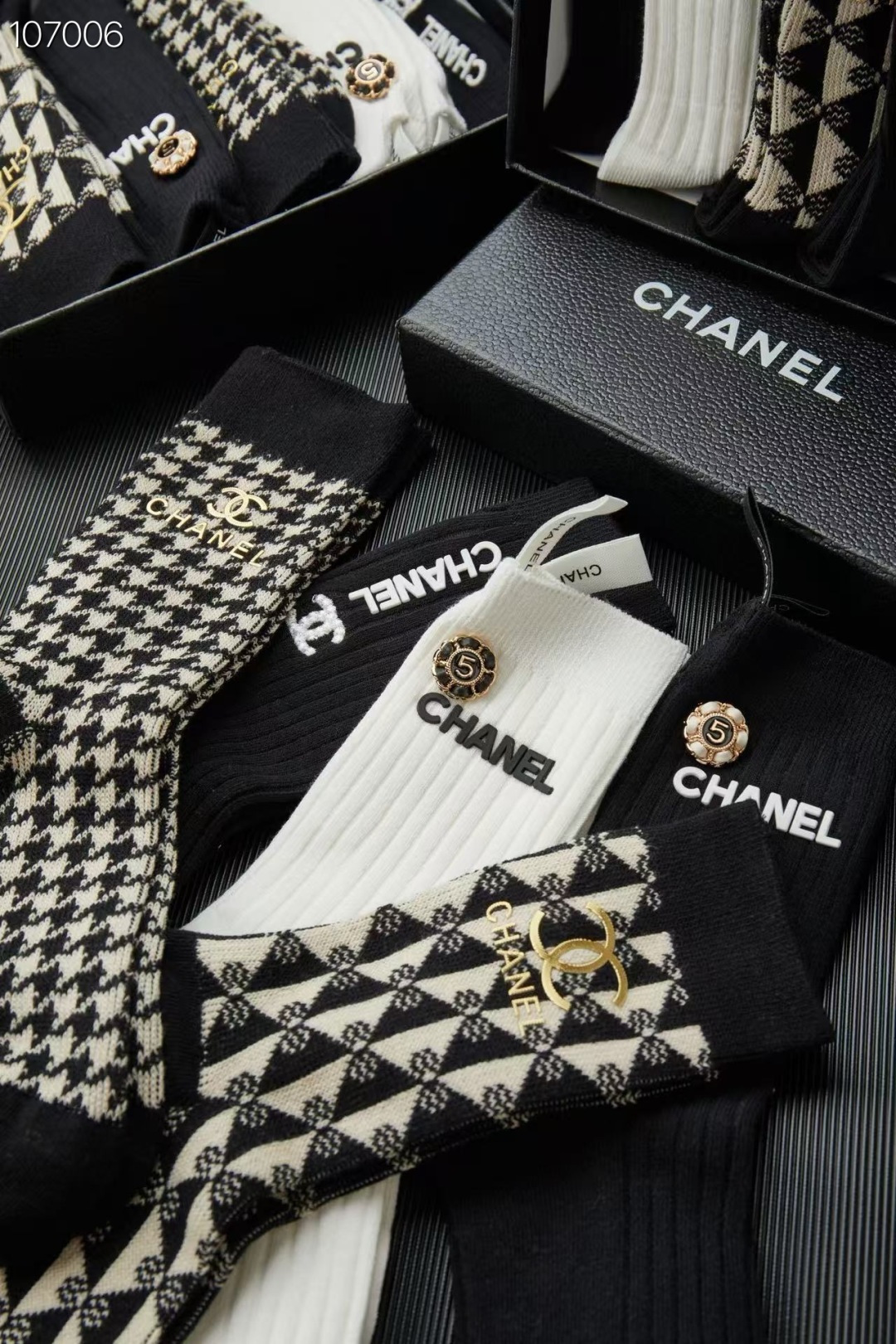 💛配包装 Chanel（香奈儿）新款经典中长款饰品袜堆堆袜袜子！一盒5双， 专柜同步筒款袜子，💛大牌出街，潮人必备🔥超好