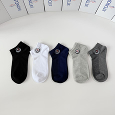 💛配包装 MONCLER(蒙口)新款经典刺绣中短款堆堆袜袜子!一盒五双, 专柜同步筒袜袜子,💛大牌出街,潮人必备🔥超好搭 💛配包装 MONCLER(蒙口)新款经典刺绣中短款堆堆袜袜子!一盒五双, 专柜同步筒袜袜子,💛大牌出街,潮人必备🔥超好搭