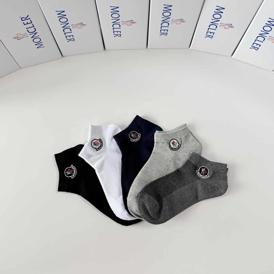 💛配包装 MONCLER（蒙口）新款经典刺绣中短款堆堆袜袜子！一盒五双， 专柜同步筒袜袜子，💛大牌出街，潮人必备🔥超好搭