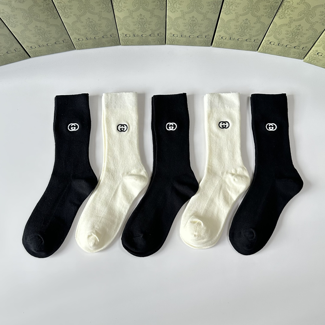 💛配专柜包装 Gucci（古驰）新款羊绒中长款堆堆袜袜子！一盒五双，专柜同步筒袜袜子，💛大牌出街，潮人必备🔥超好搭。