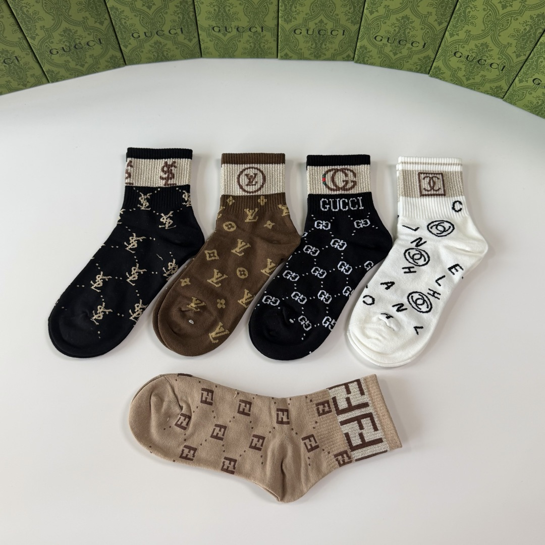 💛配专柜包装 Gucci（古驰）新款中长款堆堆袜袜子！一盒五双，专柜同步筒袜袜子，💛大牌出街，潮人必备🔥超好搭。