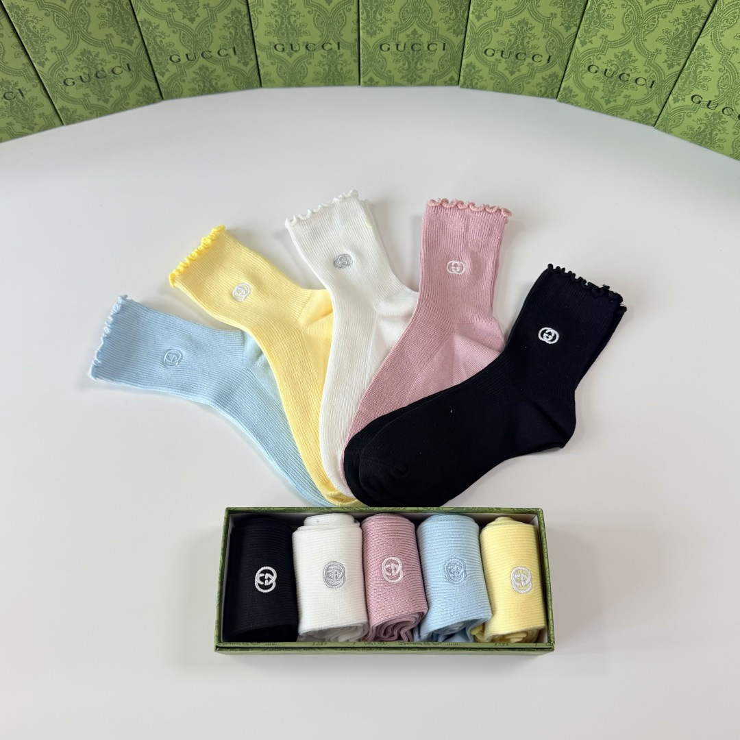 💛配专柜包装 Gucci（古驰）新款双针刺绣中长款堆堆袜袜子！一盒五双，专柜同步筒袜袜子，💛大牌出街，潮人必备🔥超好搭。