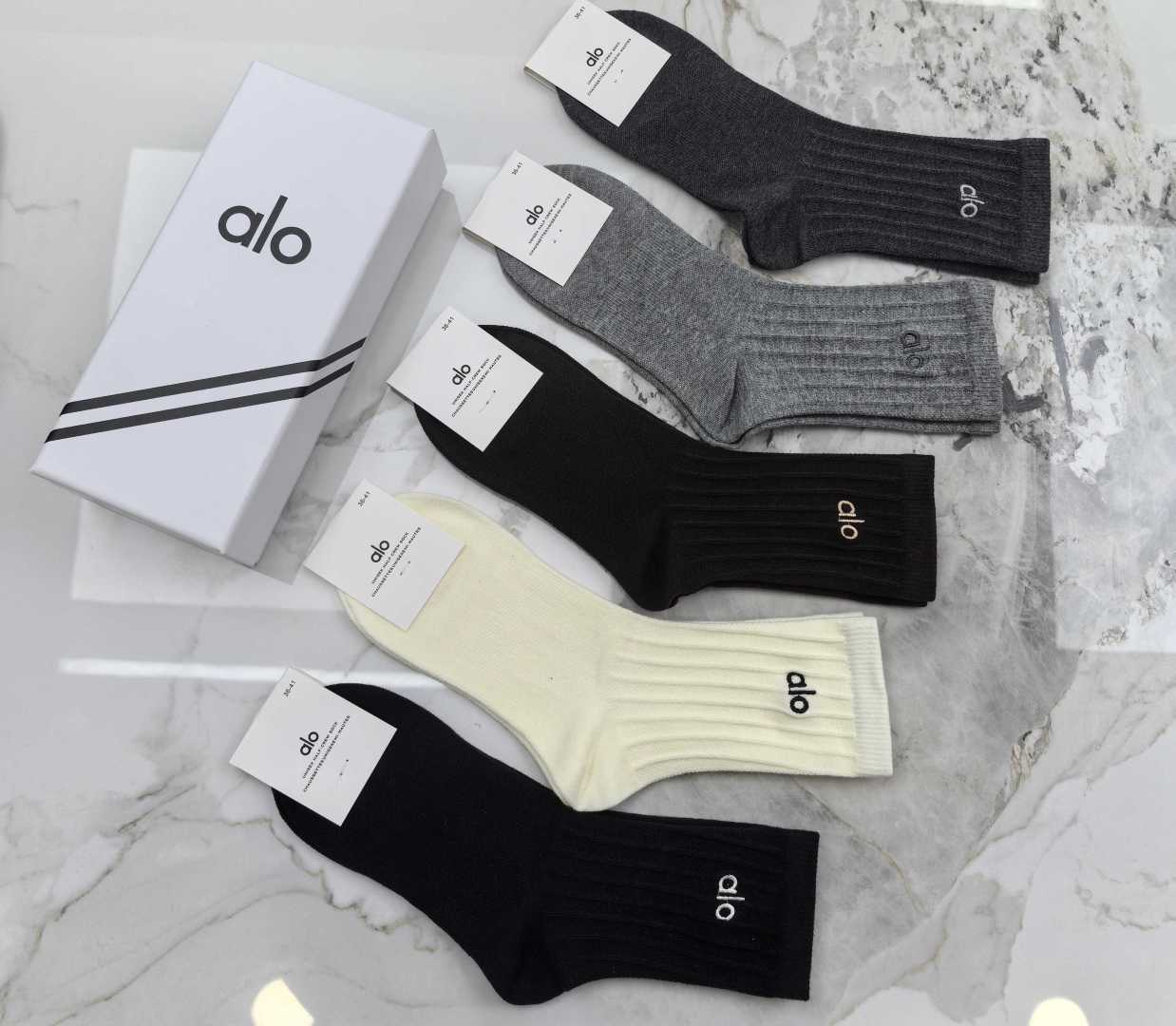 💛配专柜包装 ALO（阿洛）最新双针中长筒刺绣款堆堆袜袜子！一盒五双，专柜同步筒袜袜子，💛大牌出街，潮人必备🔥超好搭