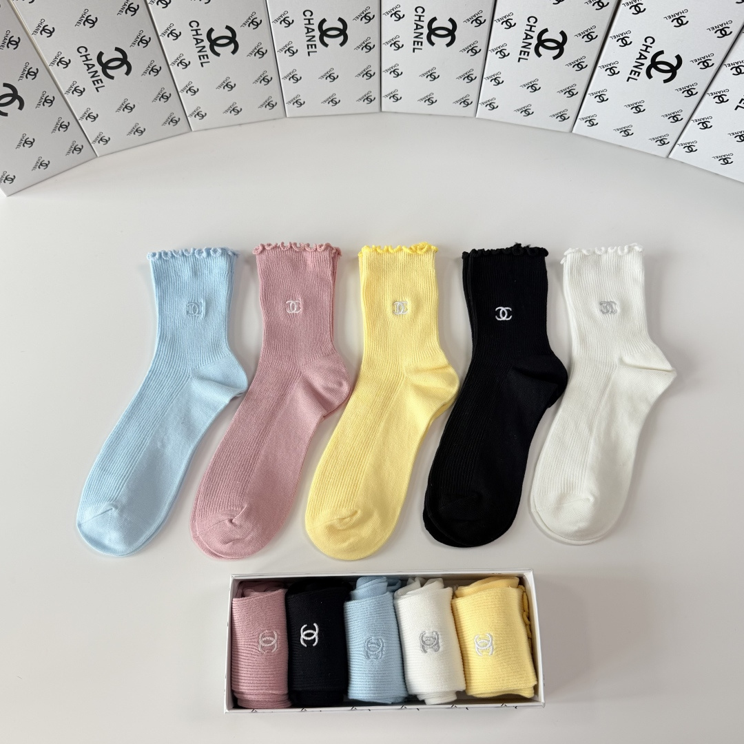 💛配专柜包装 Chanel（香奈儿）新款双针刺绣中长款堆堆袜袜子！一盒五双，专柜同步筒袜袜子，💛大牌出街，潮人必备🔥超好