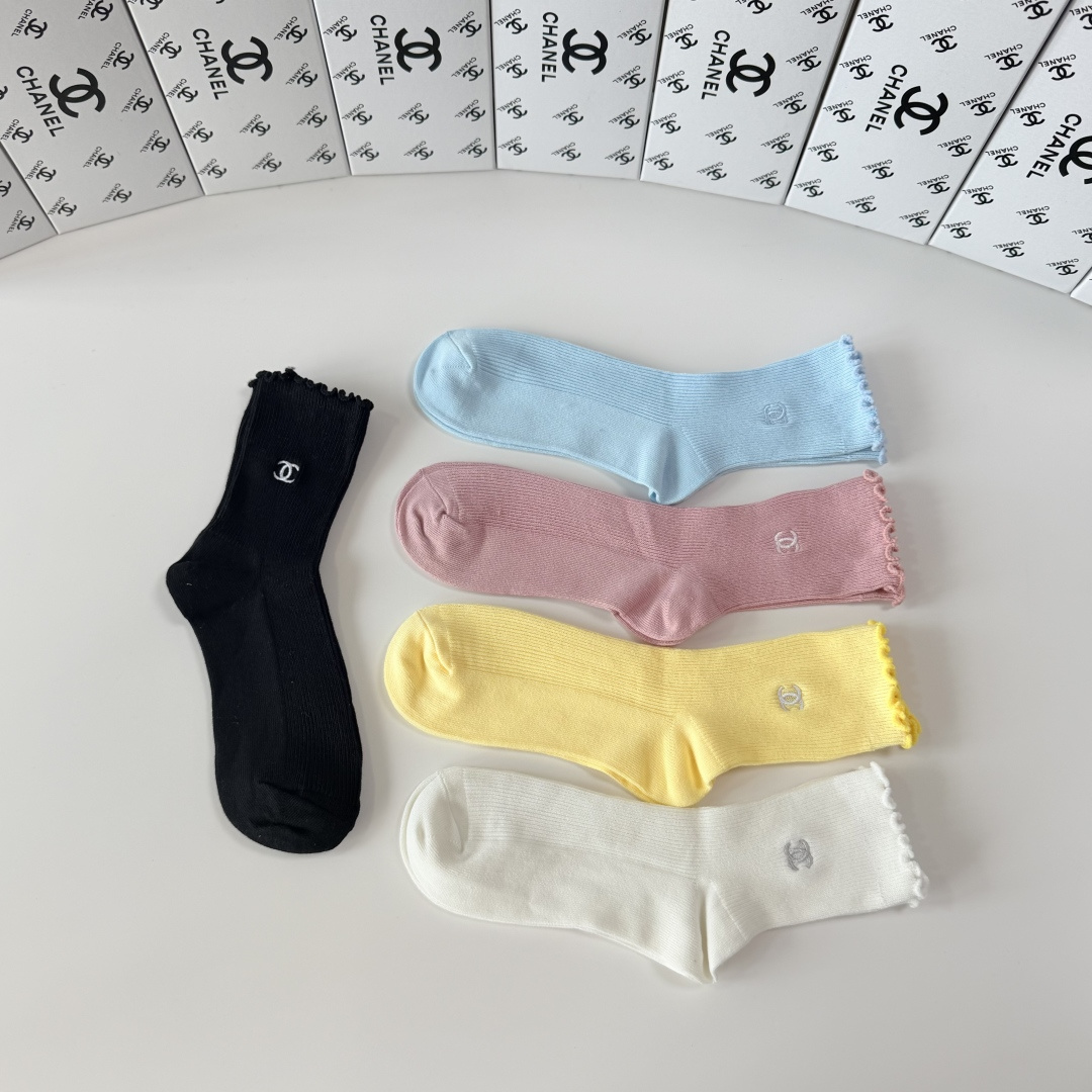 💛配专柜包装 Chanel（香奈儿）新款双针刺绣中长款堆堆袜袜子！一盒五双，专柜同步筒袜袜子，💛大牌出街，潮人必备🔥超好