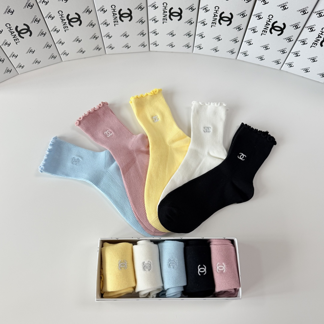 💛配专柜包装 Chanel（香奈儿）新款双针刺绣中长款堆堆袜袜子！一盒五双，专柜同步筒袜袜子，💛大牌出街，潮人必备🔥超好