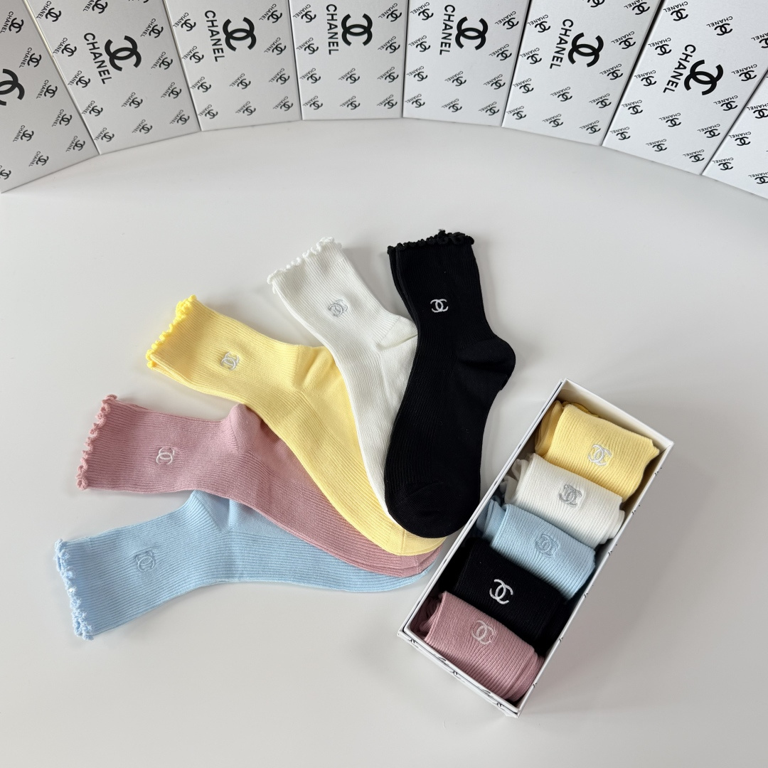 💛配专柜包装 Chanel（香奈儿）新款双针刺绣中长款堆堆袜袜子！一盒五双，专柜同步筒袜袜子，💛大牌出街，潮人必备🔥超好