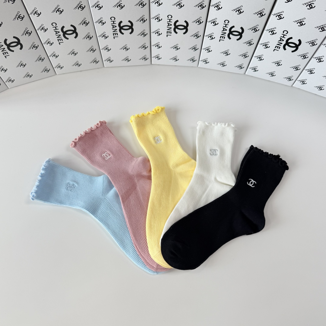 💛配专柜包装 Chanel（香奈儿）新款双针刺绣中长款堆堆袜袜子！一盒五双，专柜同步筒袜袜子，💛大牌出街，潮人必备🔥超好