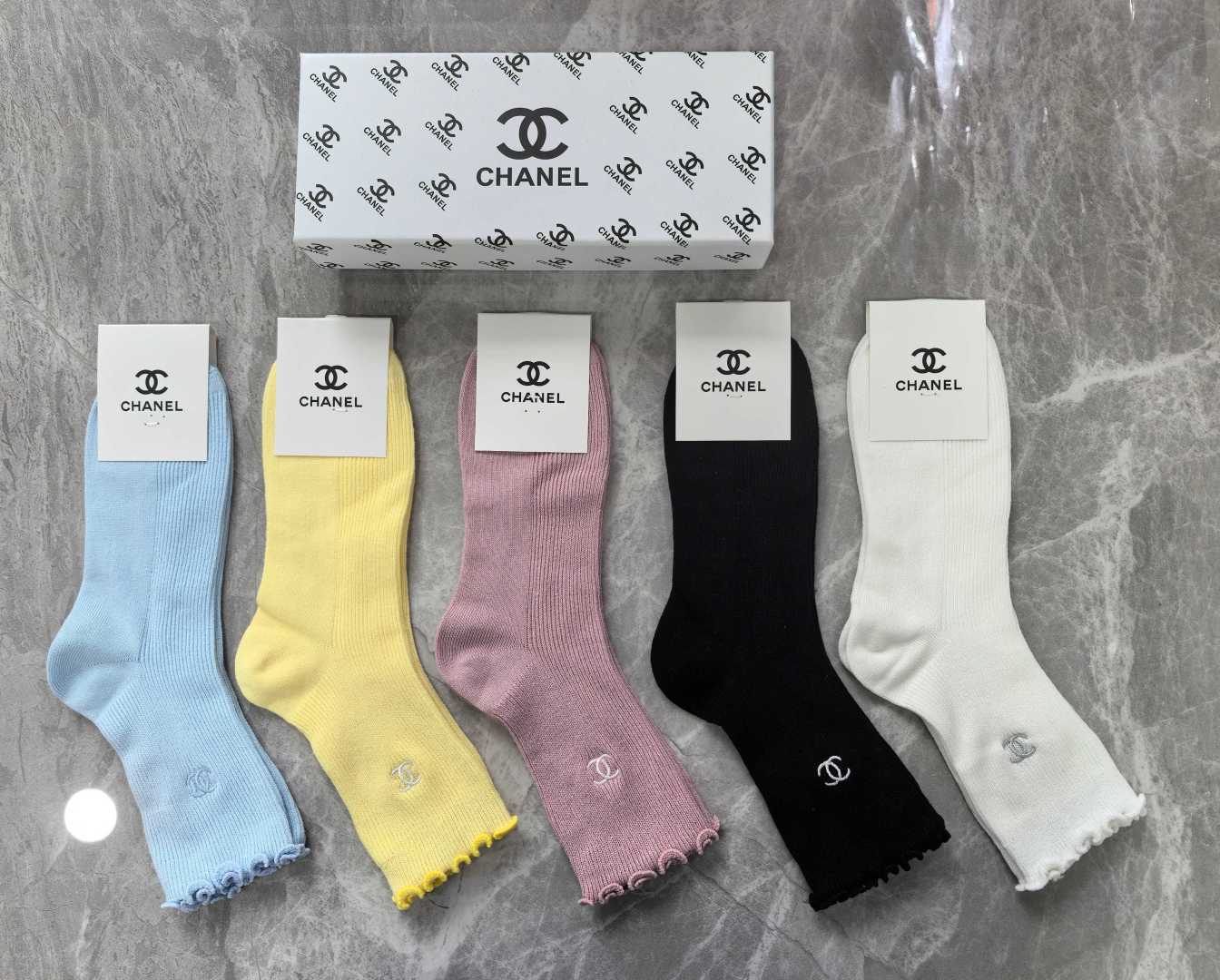 💛配专柜包装 CHANEL（香奈儿）最新双针中长筒刺绣款堆堆袜袜子！一盒五双，专柜同步筒袜袜子，💛大牌出街，潮人必备🔥超