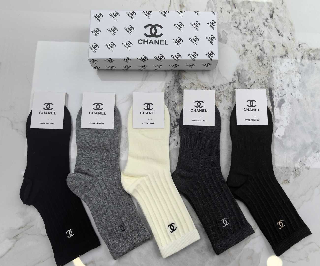 💛配专柜包装 CHANEL（香奈儿）最新双针中长筒刺绣款堆堆袜袜子！一盒五双，专柜同步筒袜袜子，💛大牌出街，潮人必备🔥超