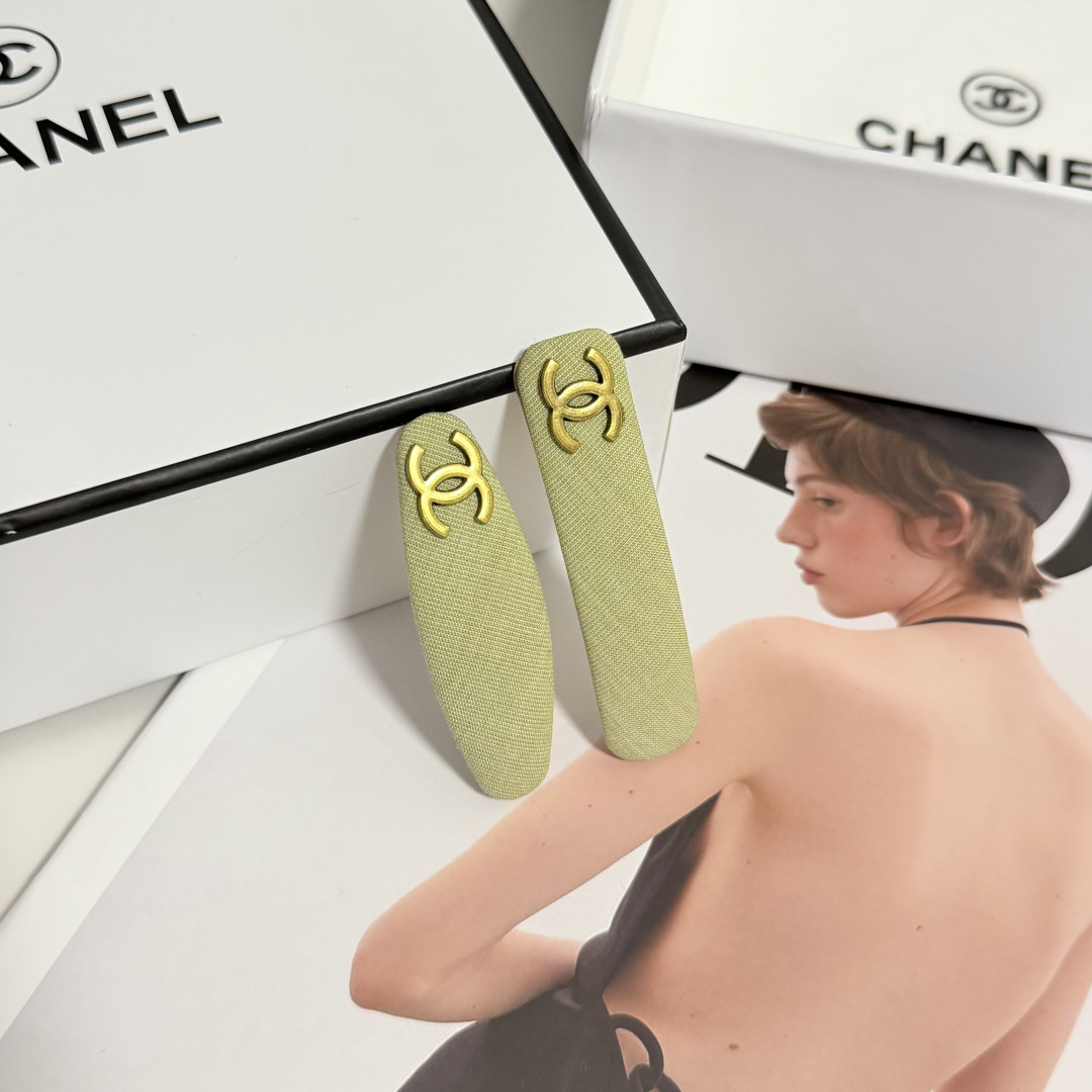 （一对）配全套包装 Chanel（香奈儿）今年最好卖的新款 Vintage中古复古发夹 超仙的一对 时髦精 随便入的款✨