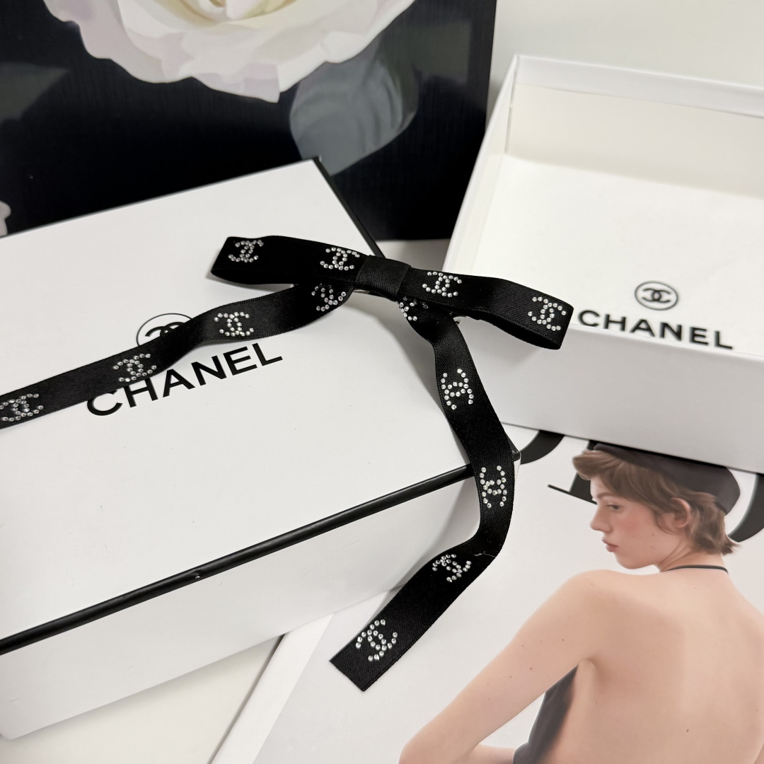 配包装 Chanel（香奈儿）经典真丝发夹，带头上或者手上都非常好看  时尚百搭人手必备单品☑️