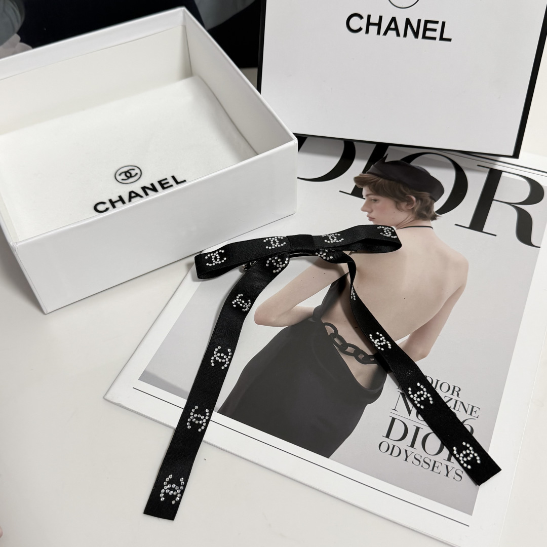 配包装 Chanel（香奈儿）经典真丝发夹，带头上或者手上都非常好看  时尚百搭人手必备单品☑️