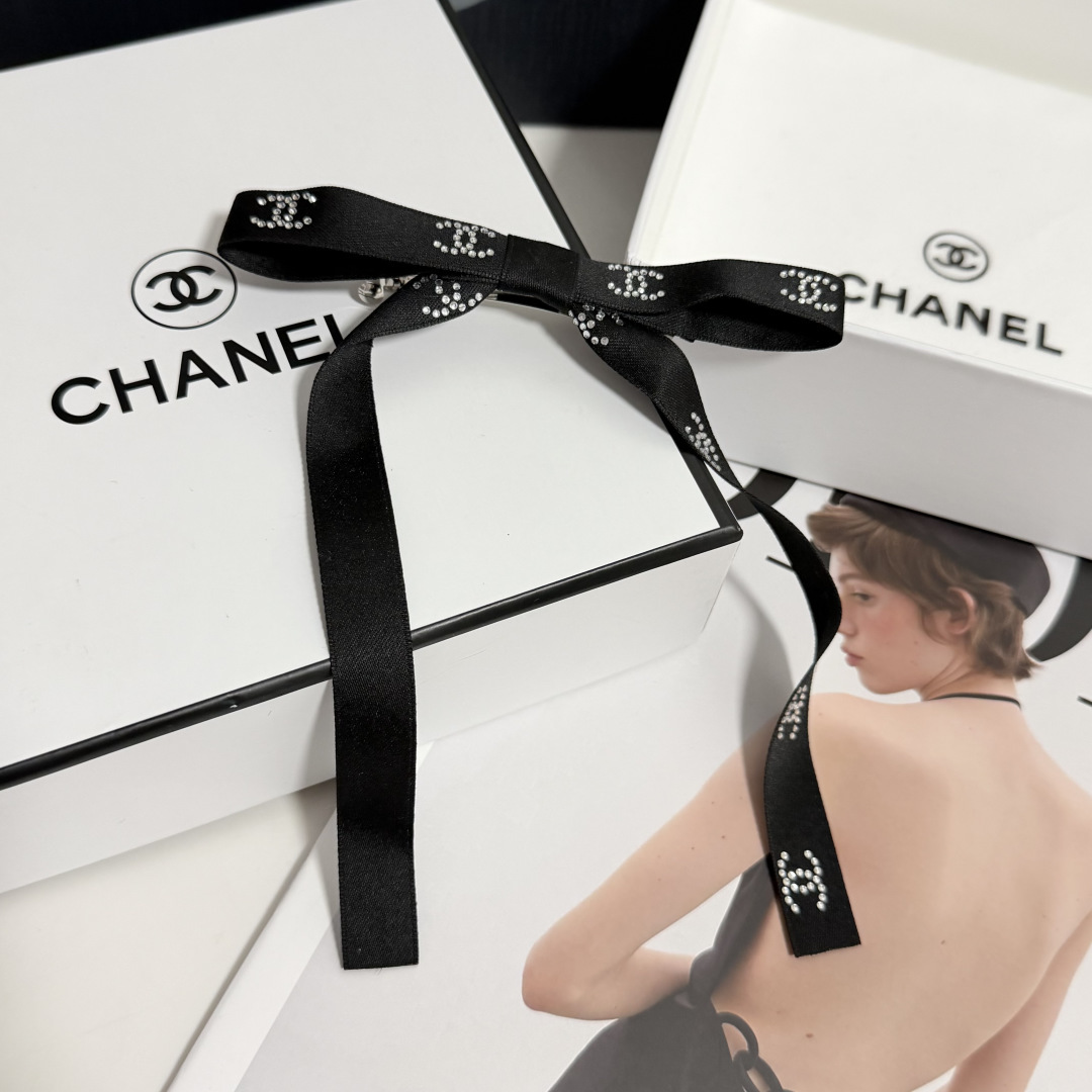 配包装 Chanel（香奈儿）经典真丝发夹，带头上或者手上都非常好看  时尚百搭人手必备单品☑️