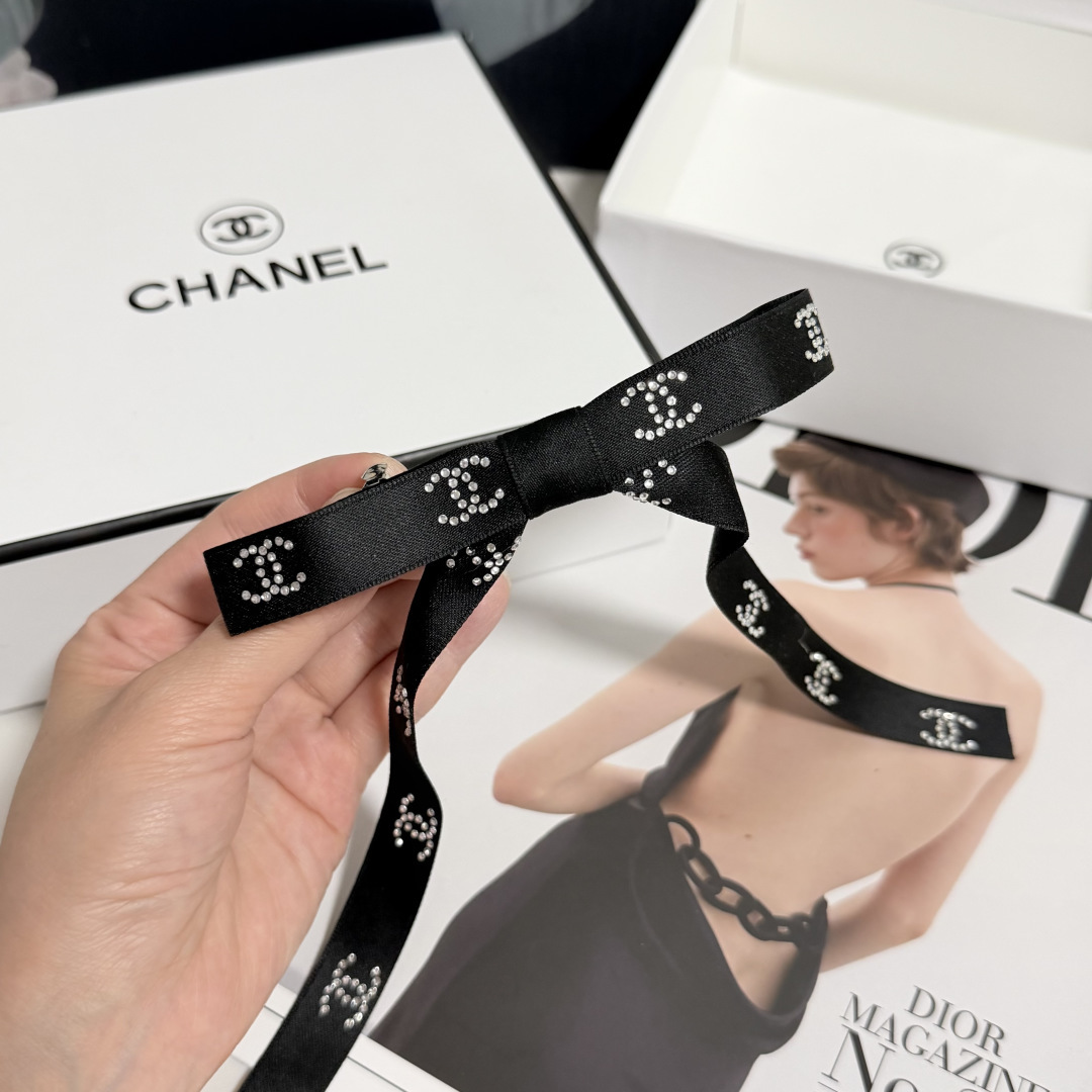 配包装 Chanel（香奈儿）经典真丝发夹，带头上或者手上都非常好看  时尚百搭人手必备单品☑️