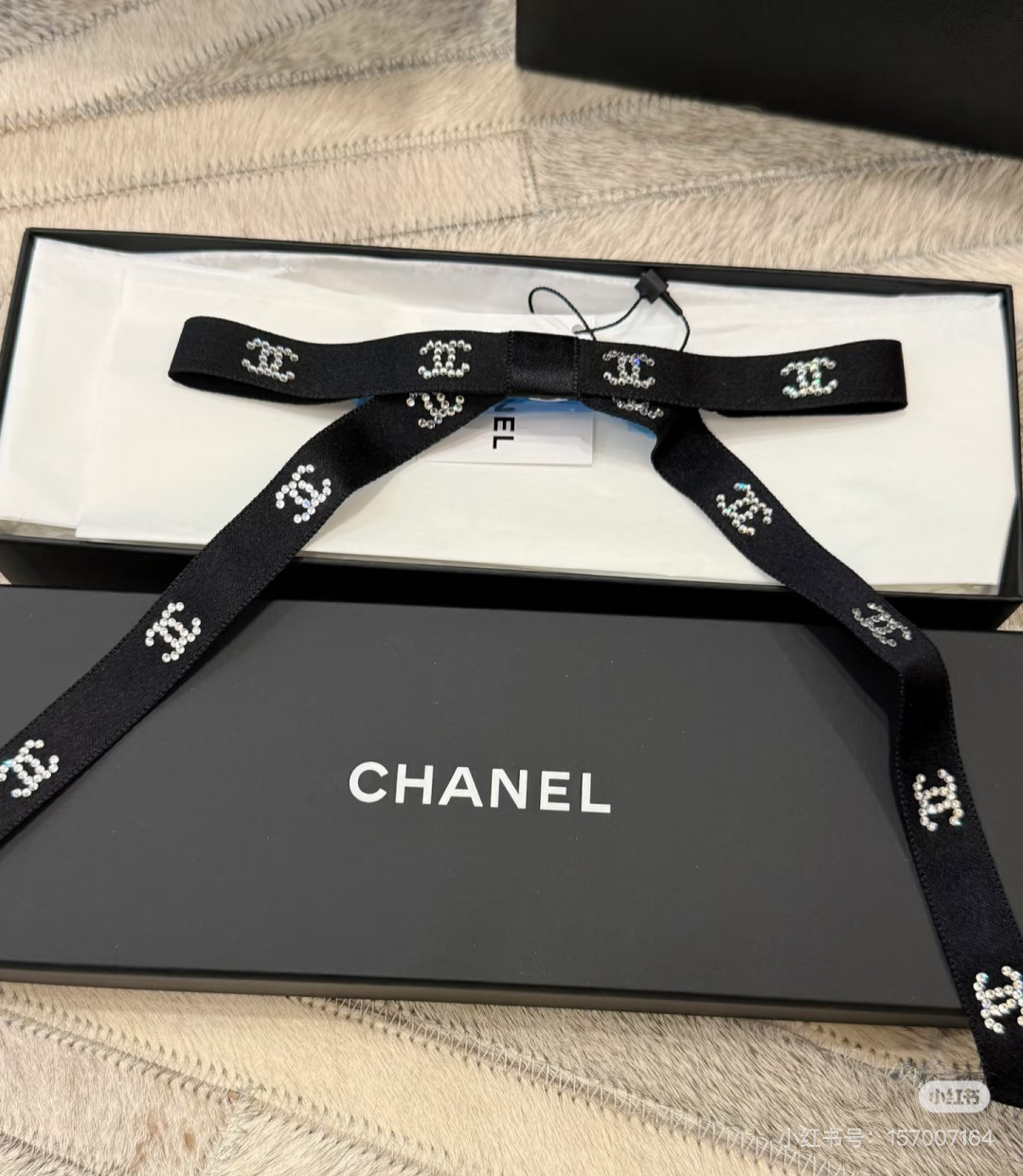 配包装 Chanel（香奈儿）经典真丝发夹，带头上或者手上都非常好看  时尚百搭人手必备单品☑️