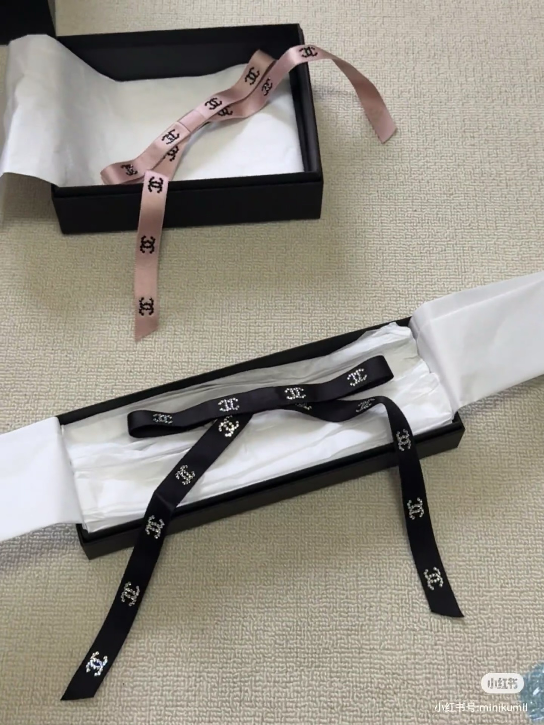 配包装 Chanel（香奈儿）经典真丝发夹，带头上或者手上都非常好看  时尚百搭人手必备单品☑️