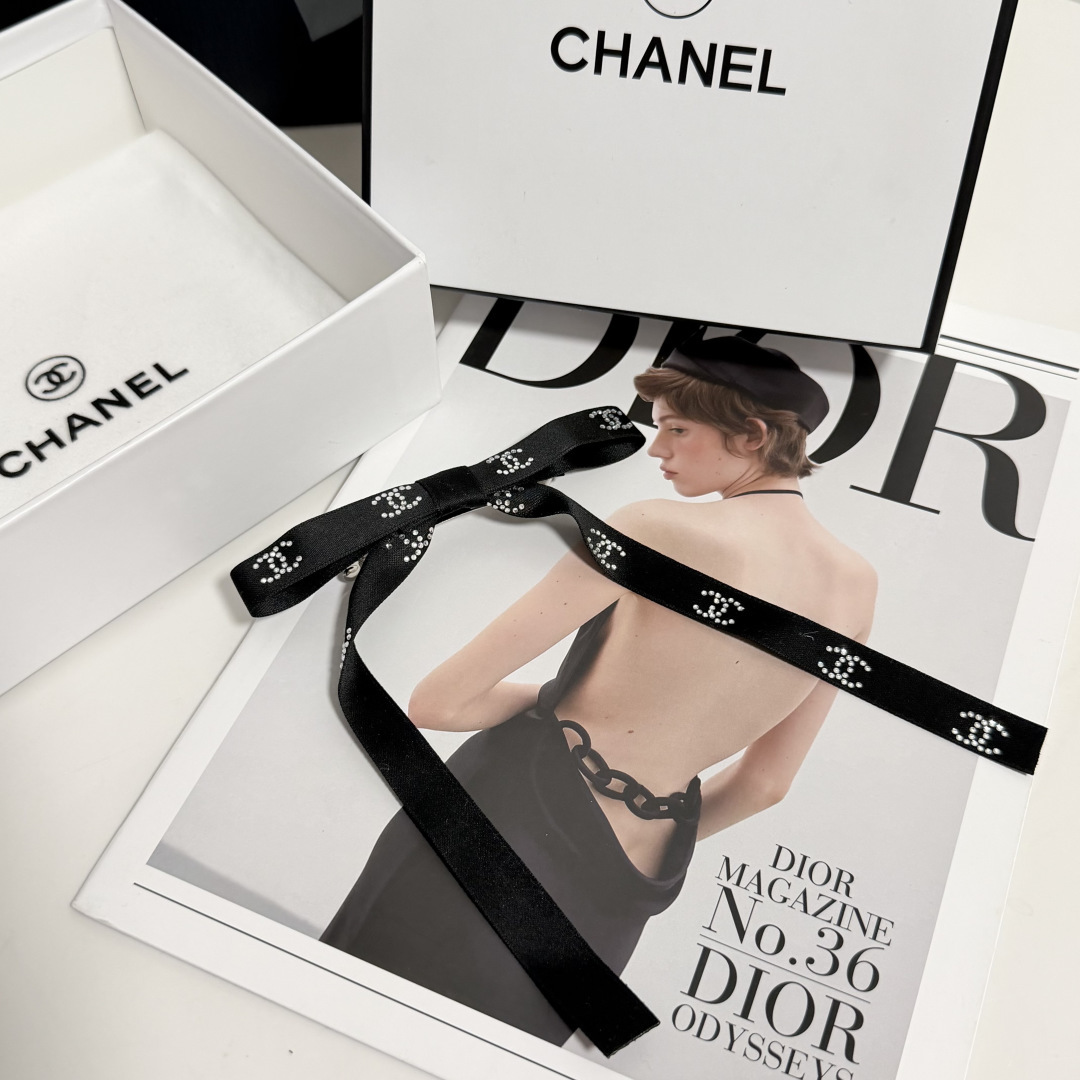 配包装 Chanel（香奈儿）经典真丝发夹，带头上或者手上都非常好看  时尚百搭人手必备单品☑️