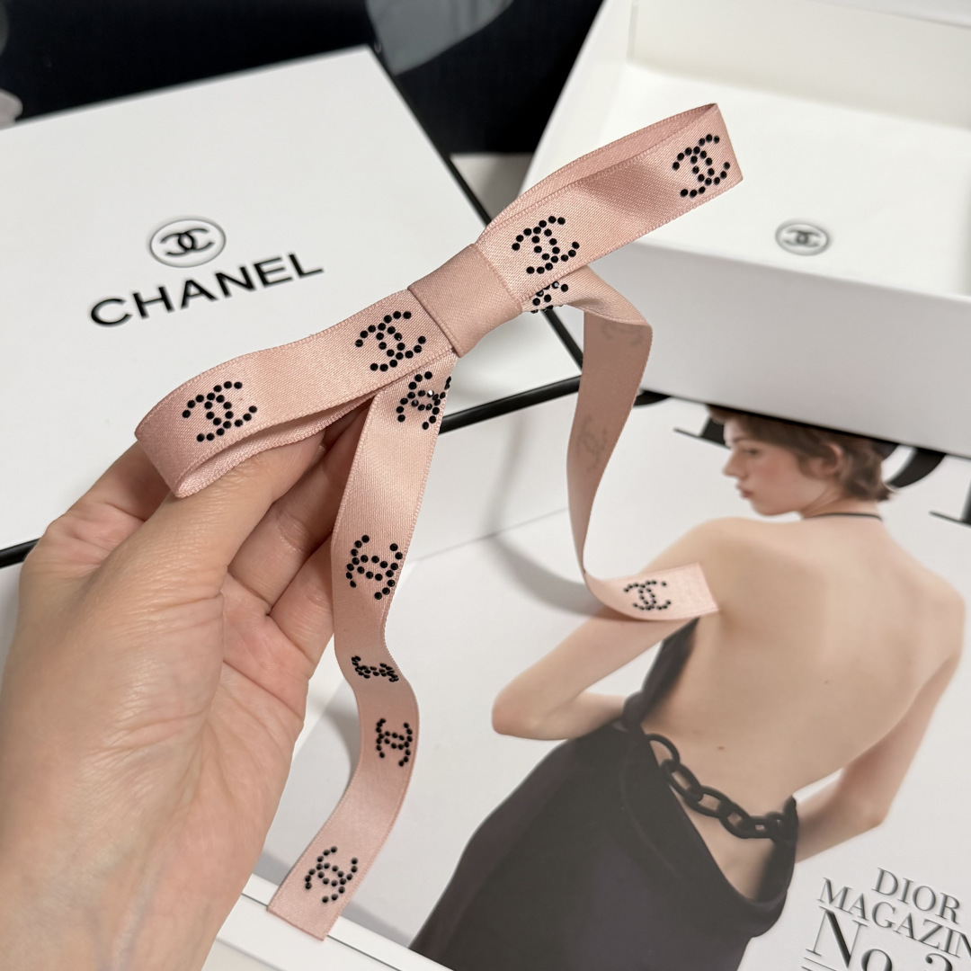 配包装 Chanel（香奈儿）经典真丝发夹，带头上或者手上都非常好看  时尚百搭人手必备单品☑️