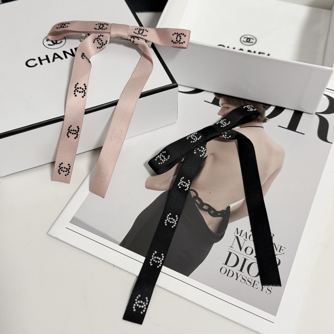 配包装 Chanel（香奈儿）经典真丝发夹，带头上或者手上都非常好看  时尚百搭人手必备单品☑️
