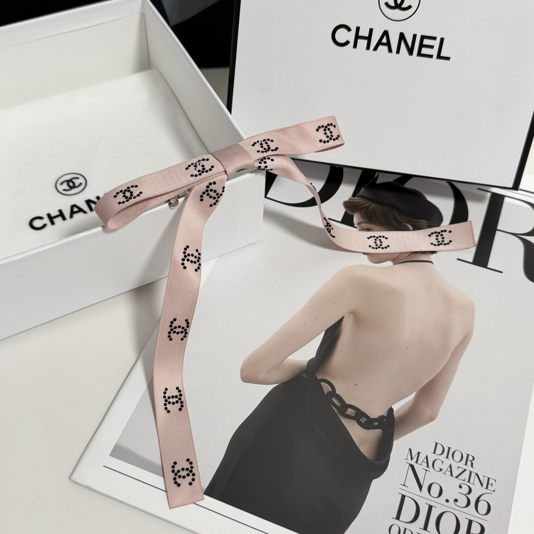 配包装 Chanel（香奈儿）经典真丝发夹，带头上或者手上都非常好看  时尚百搭人手必备单品☑️