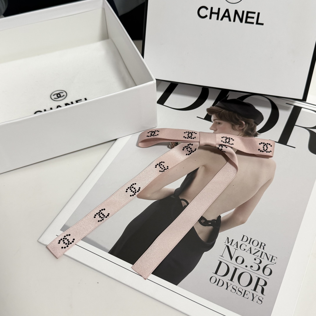 配包装 Chanel（香奈儿）经典真丝发夹，带头上或者手上都非常好看  时尚百搭人手必备单品☑️