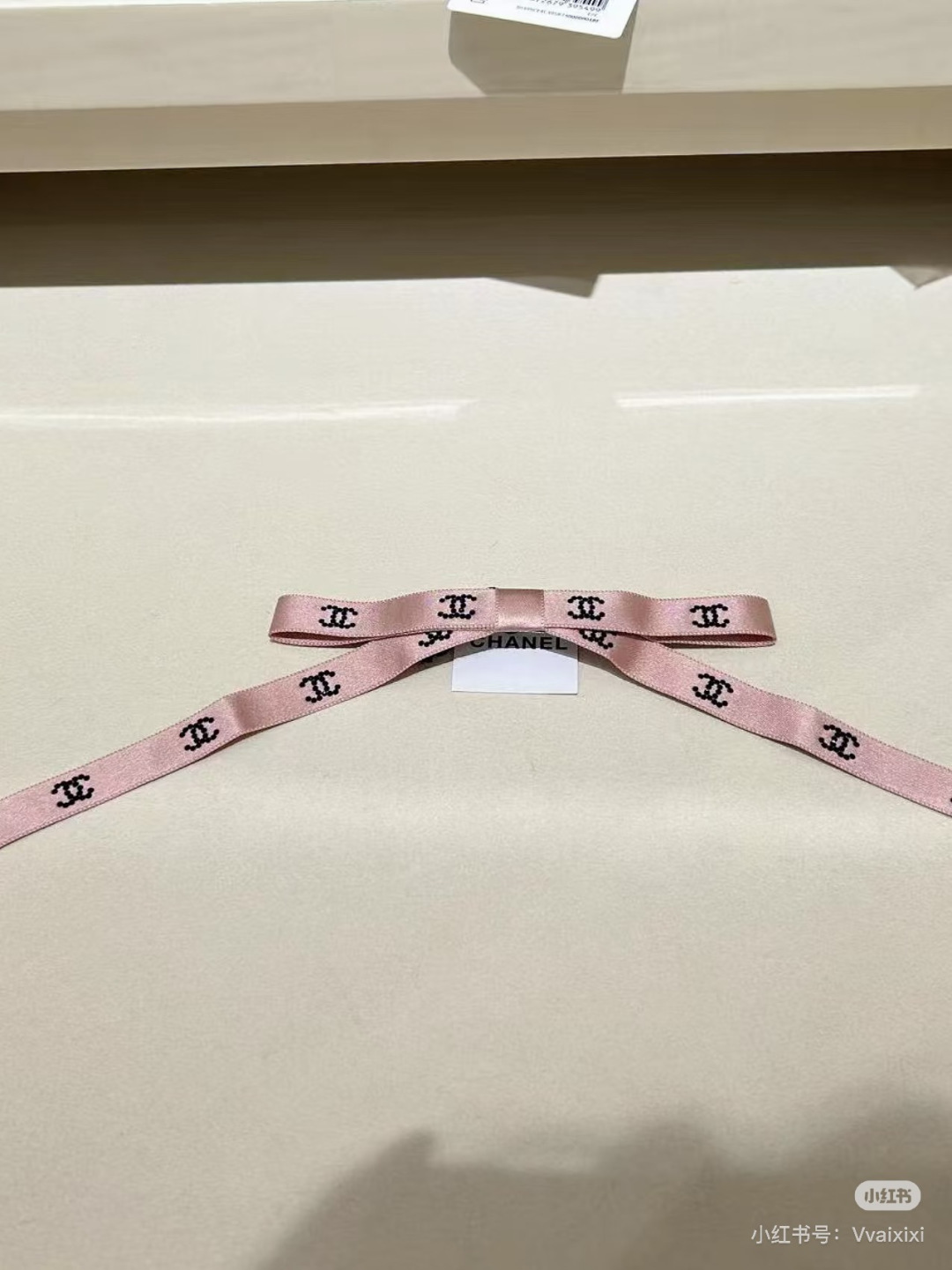 配包装 Chanel（香奈儿）经典真丝发夹，带头上或者手上都非常好看  时尚百搭人手必备单品☑️