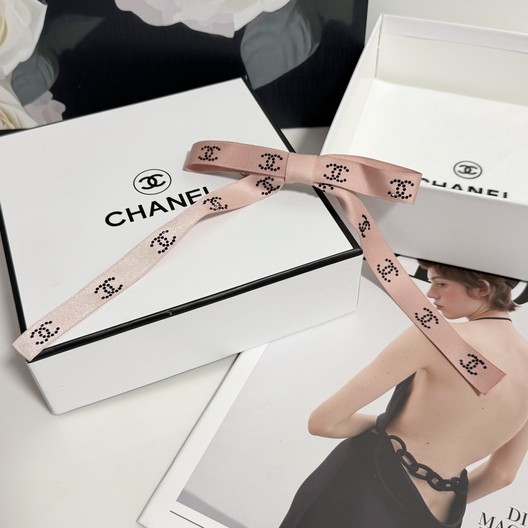 配包装 Chanel（香奈儿）经典真丝发夹，带头上或者手上都非常好看  时尚百搭人手必备单品☑️