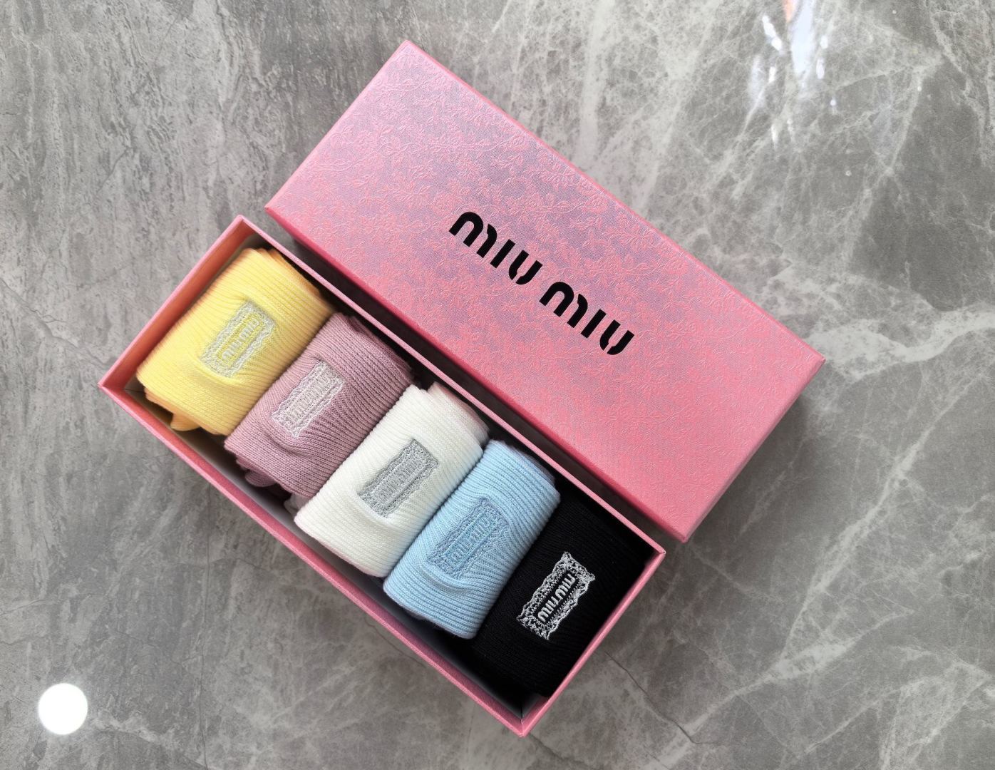 💛配专柜包装 MIUMIU（缪缪）最新双针中长筒刺绣款堆堆袜袜子！一盒五双，专柜同步筒袜袜子，💛大牌出街，潮人必备🔥超好