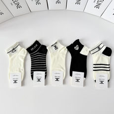 💛配包装 Chanel(香奈儿)新款经典中短款堆堆袜袜子!一盒五双, 专柜同步筒袜袜子,💛大牌出街,潮人必备🔥超好搭。 💛配包装 Chanel(香奈儿)新款经典中短款堆堆袜袜子!一盒五双, 专柜同步筒袜袜子,💛大牌出街,潮人必备🔥超好搭。