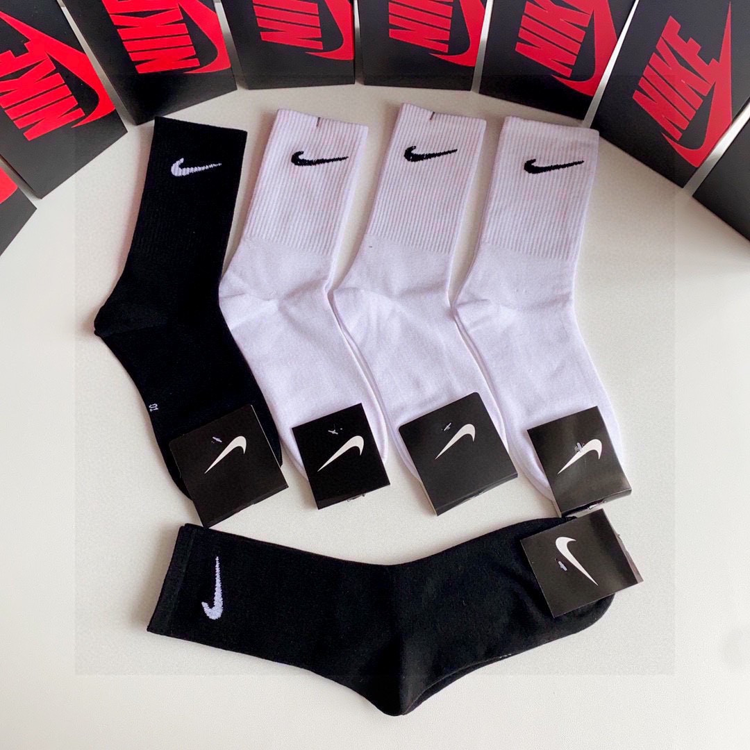 💛配包装 NIKE（耐克）新款经典中长款堆堆袜袜子！一盒五双， 专柜同步筒袜袜子，💛大牌出街，潮人必备🔥超好搭。
