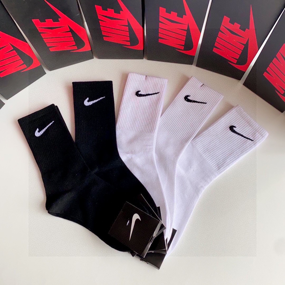 💛配包装 NIKE（耐克）新款经典中长款堆堆袜袜子！一盒五双， 专柜同步筒袜袜子，💛大牌出街，潮人必备🔥超好搭。