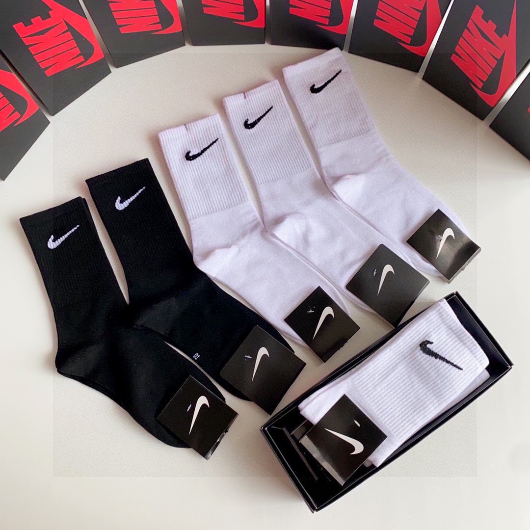 💛配包装 NIKE（耐克）新款经典中长款堆堆袜袜子！一盒五双， 专柜同步筒袜袜子，💛大牌出街，潮人必备🔥超好搭。