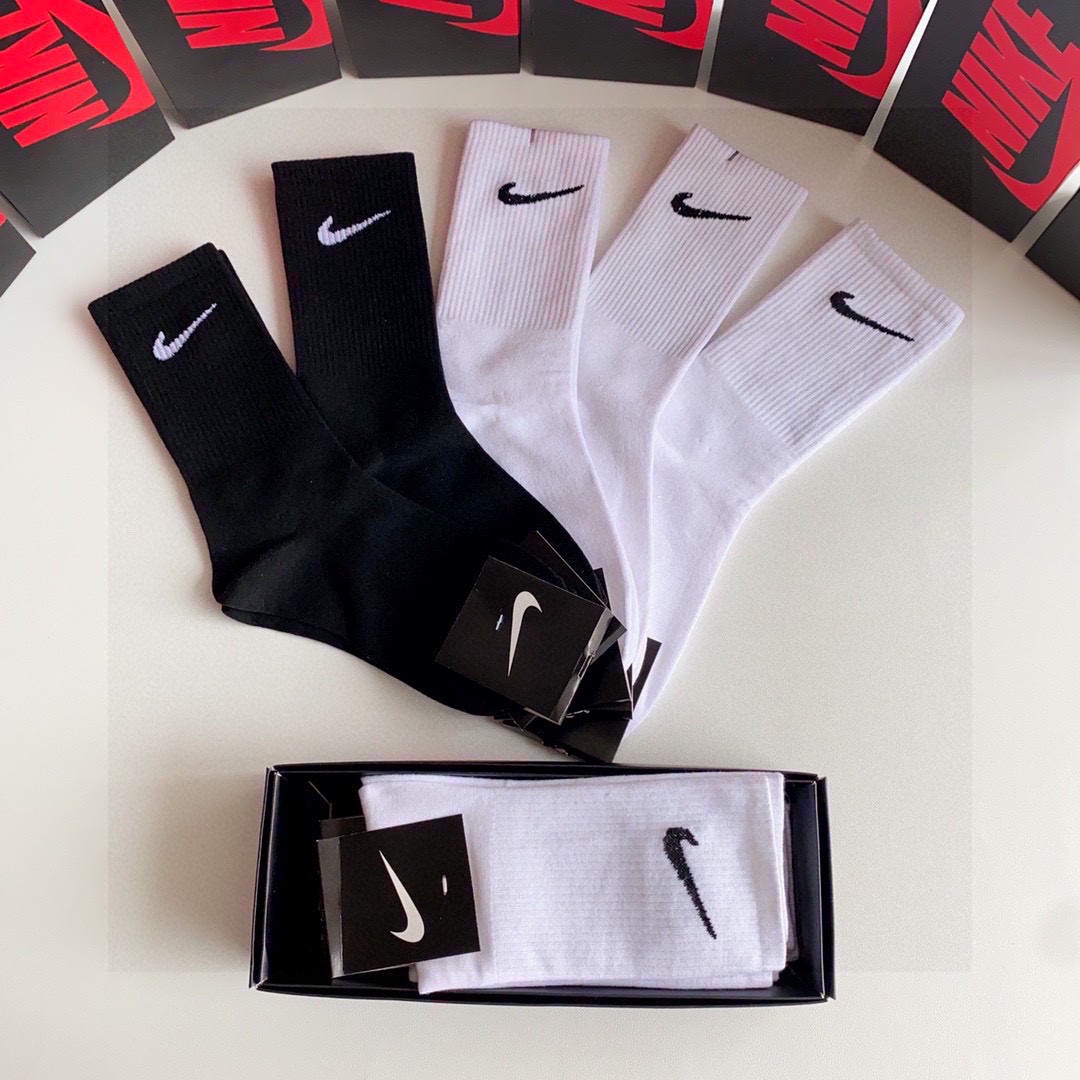 💛配包装 NIKE（耐克）新款经典中长款堆堆袜袜子！一盒五双， 专柜同步筒袜袜子，💛大牌出街，潮人必备🔥超好搭。