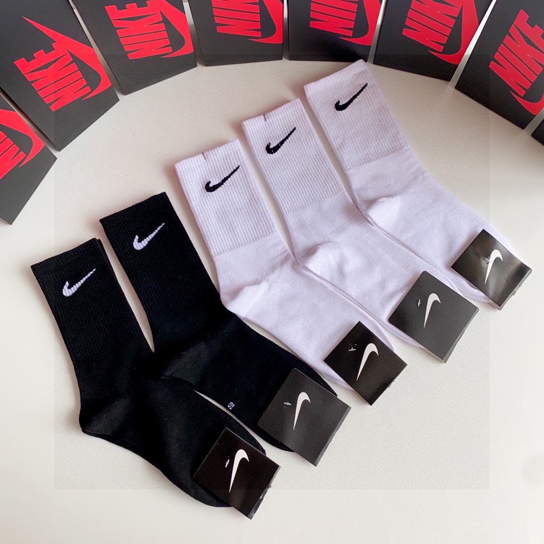 💛配包装 NIKE（耐克）新款经典中长款堆堆袜袜子！一盒五双， 专柜同步筒袜袜子，💛大牌出街，潮人必备🔥超好搭。