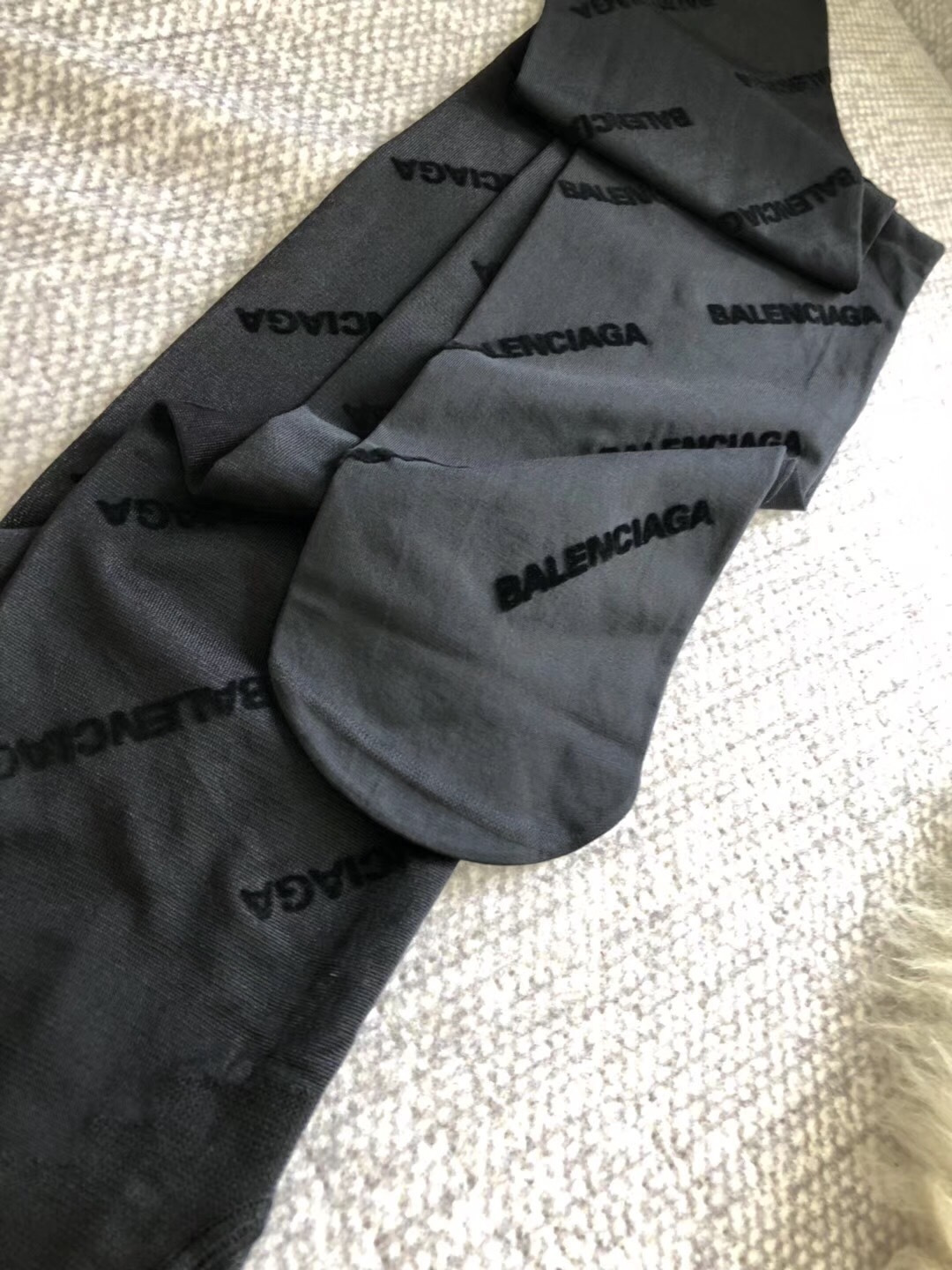 配专柜包装 Balenciaga（巴黎世家）火爆欧美植绒丝袜，光腿季节已过[色]这种天气太太需要丝袜了。 出口日本专柜的