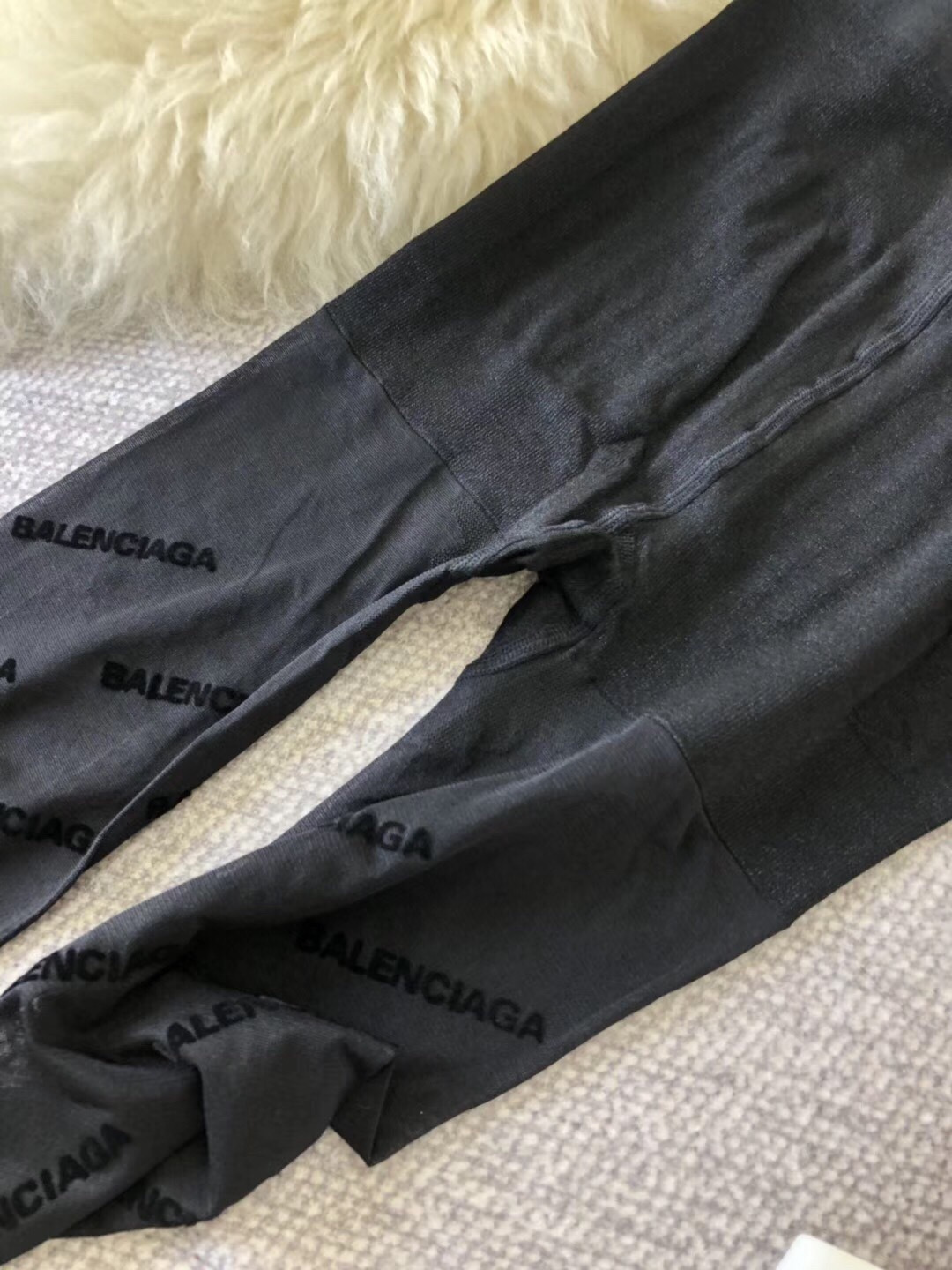 配专柜包装 Balenciaga（巴黎世家）火爆欧美植绒丝袜，光腿季节已过[色]这种天气太太需要丝袜了。 出口日本专柜的