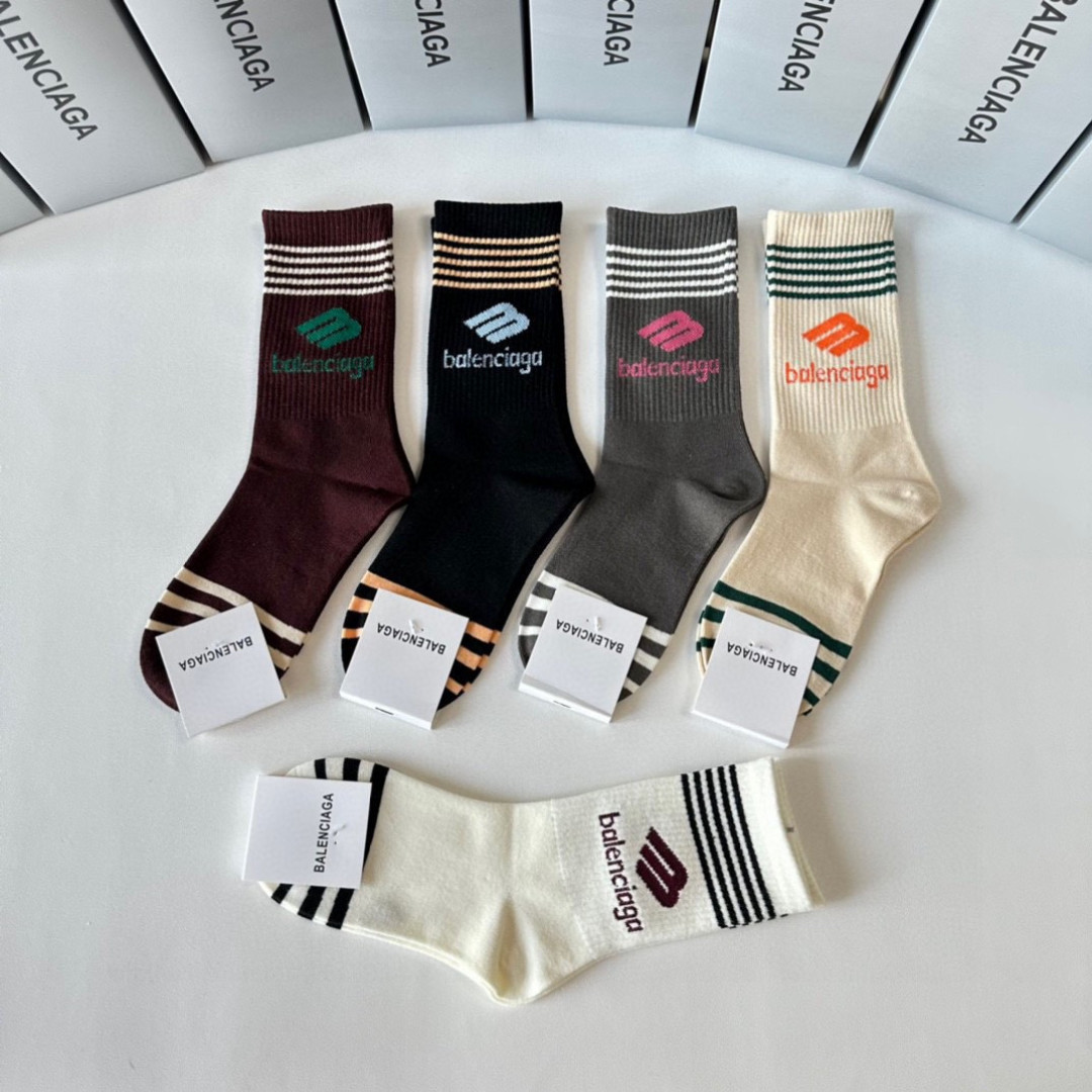 💛配专柜包装 Balenciaga （巴黎世家）新款中长款堆堆袜袜子！一盒五双，专柜同步筒袜袜子，💛大牌出街，潮人必备🔥