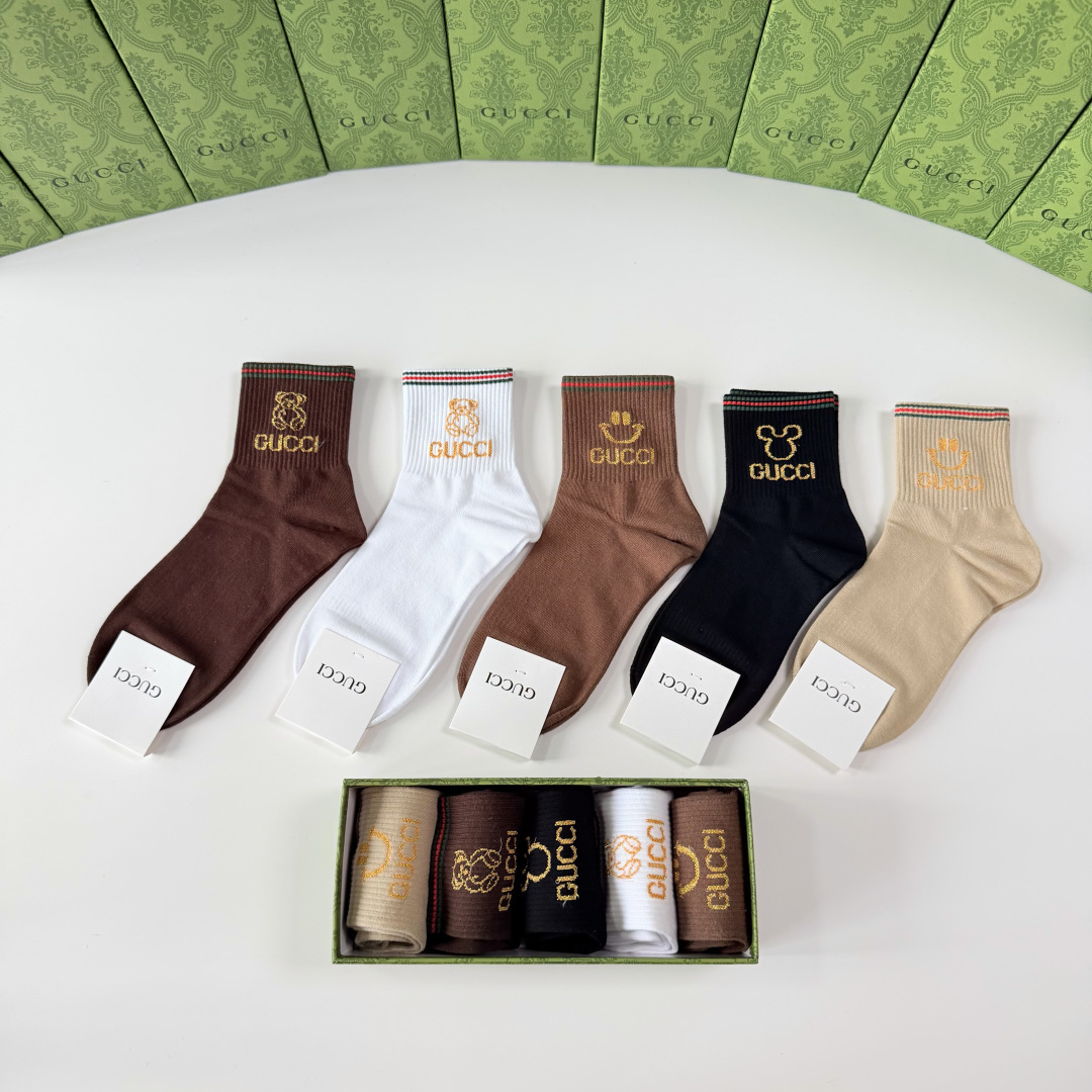 💛配专柜包装 Gucci（古驰）新款中长款堆堆袜袜子！一盒五双，专柜同步筒袜袜子，💛大牌出街，潮人必备🔥超好搭。