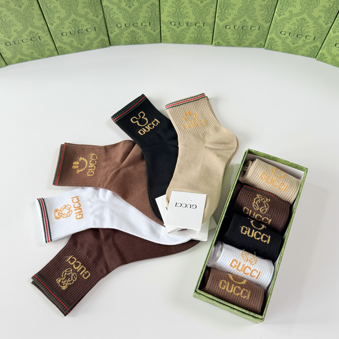 💛配专柜包装 Gucci（古驰）新款中长款堆堆袜袜子！一盒五双，专柜同步筒袜袜子，💛大牌出街，潮人必备🔥超好搭。
