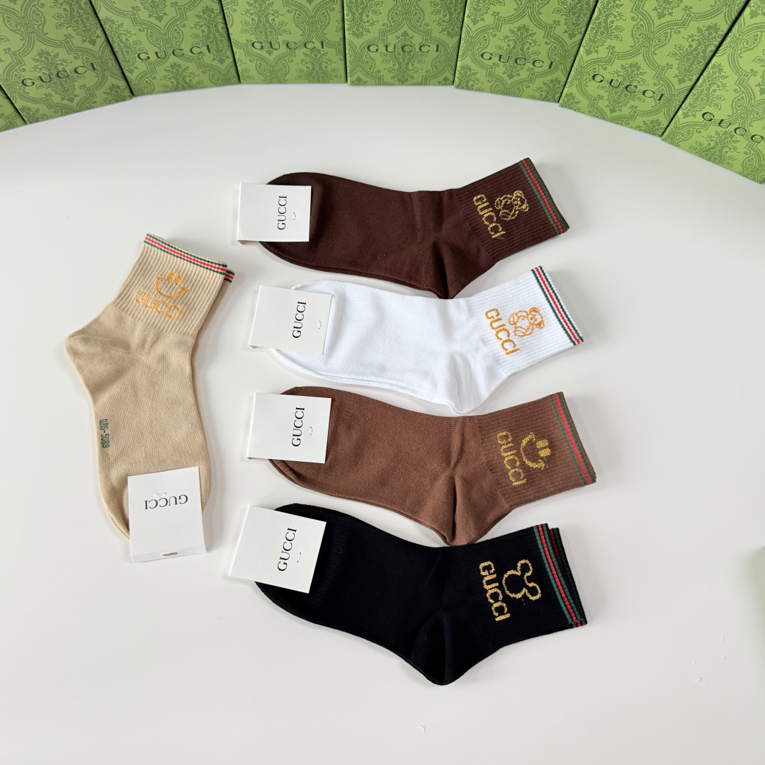 💛配专柜包装 Gucci（古驰）新款中长款堆堆袜袜子！一盒五双，专柜同步筒袜袜子，💛大牌出街，潮人必备🔥超好搭。