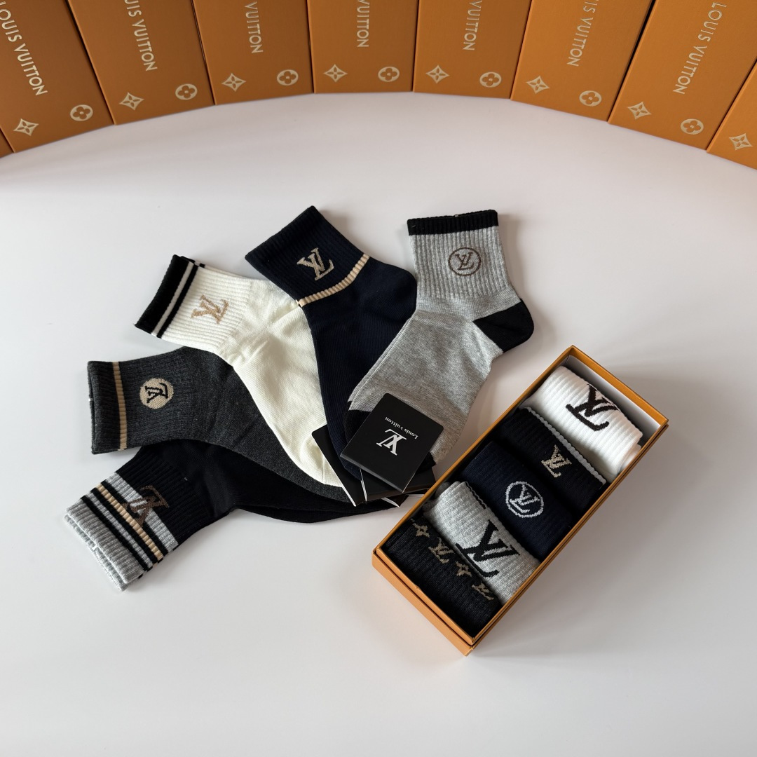 💛配专柜包装 LV（路易威登）新款中长款堆堆袜袜子！一盒五双，专柜同步筒袜袜子，💛大牌出街，潮人必备🔥超好搭。