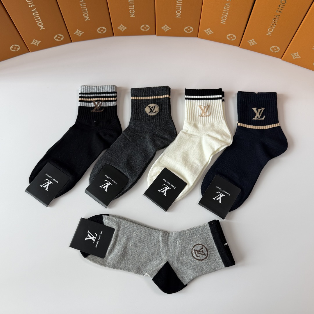 💛配专柜包装 LV（路易威登）新款中长款堆堆袜袜子！一盒五双，专柜同步筒袜袜子，💛大牌出街，潮人必备🔥超好搭。