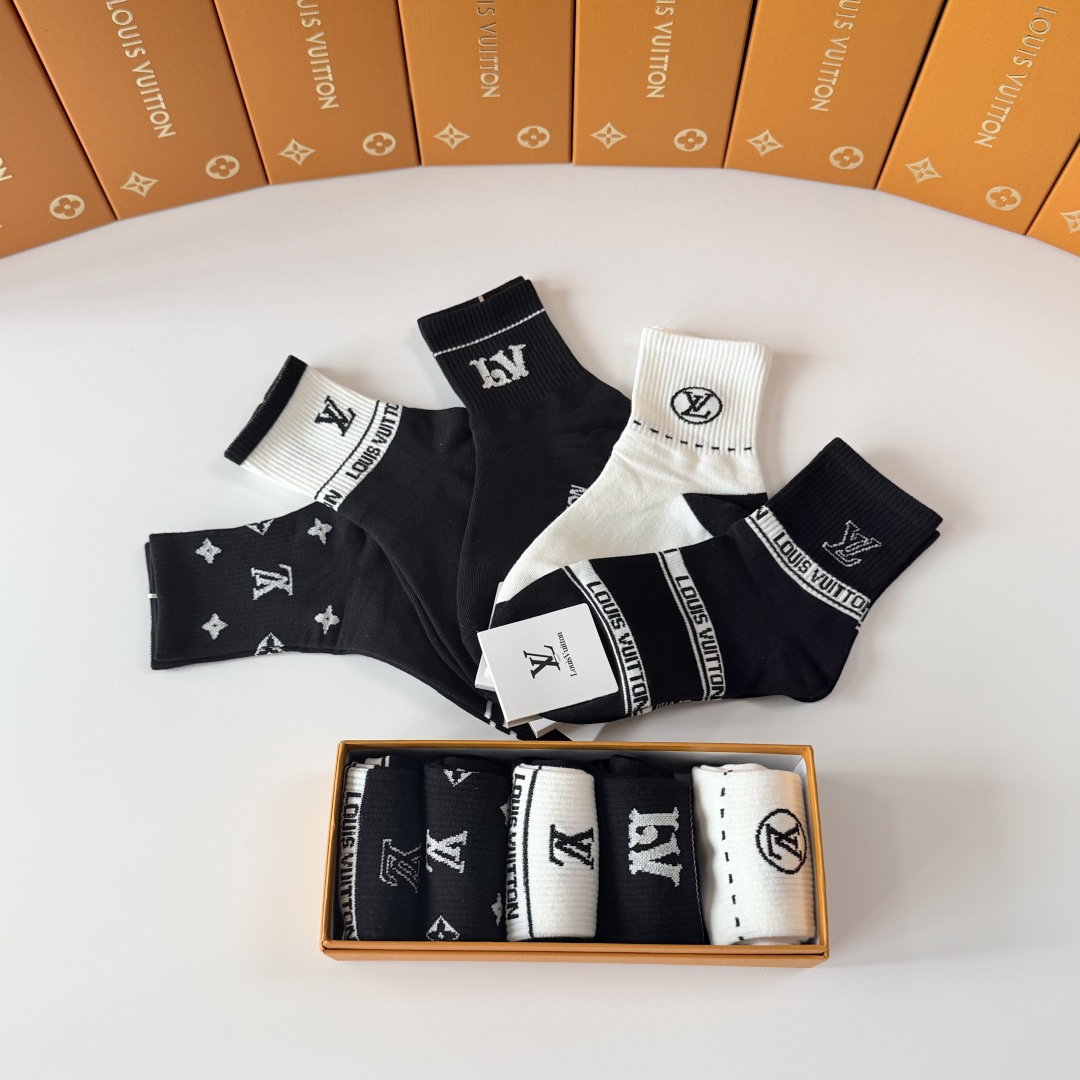 💛配专柜包装 LV（路易威登）新款中长款堆堆袜袜子！一盒五双，专柜同步筒袜袜子，💛大牌出街，潮人必备🔥超好搭。