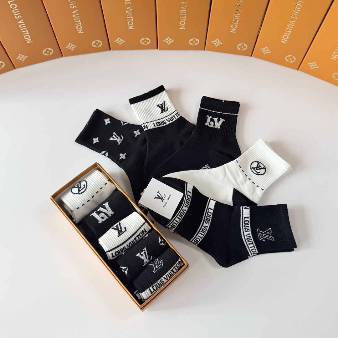 💛配专柜包装 LV（路易威登）新款中长款堆堆袜袜子！一盒五双，专柜同步筒袜袜子，💛大牌出街，潮人必备🔥超好搭。